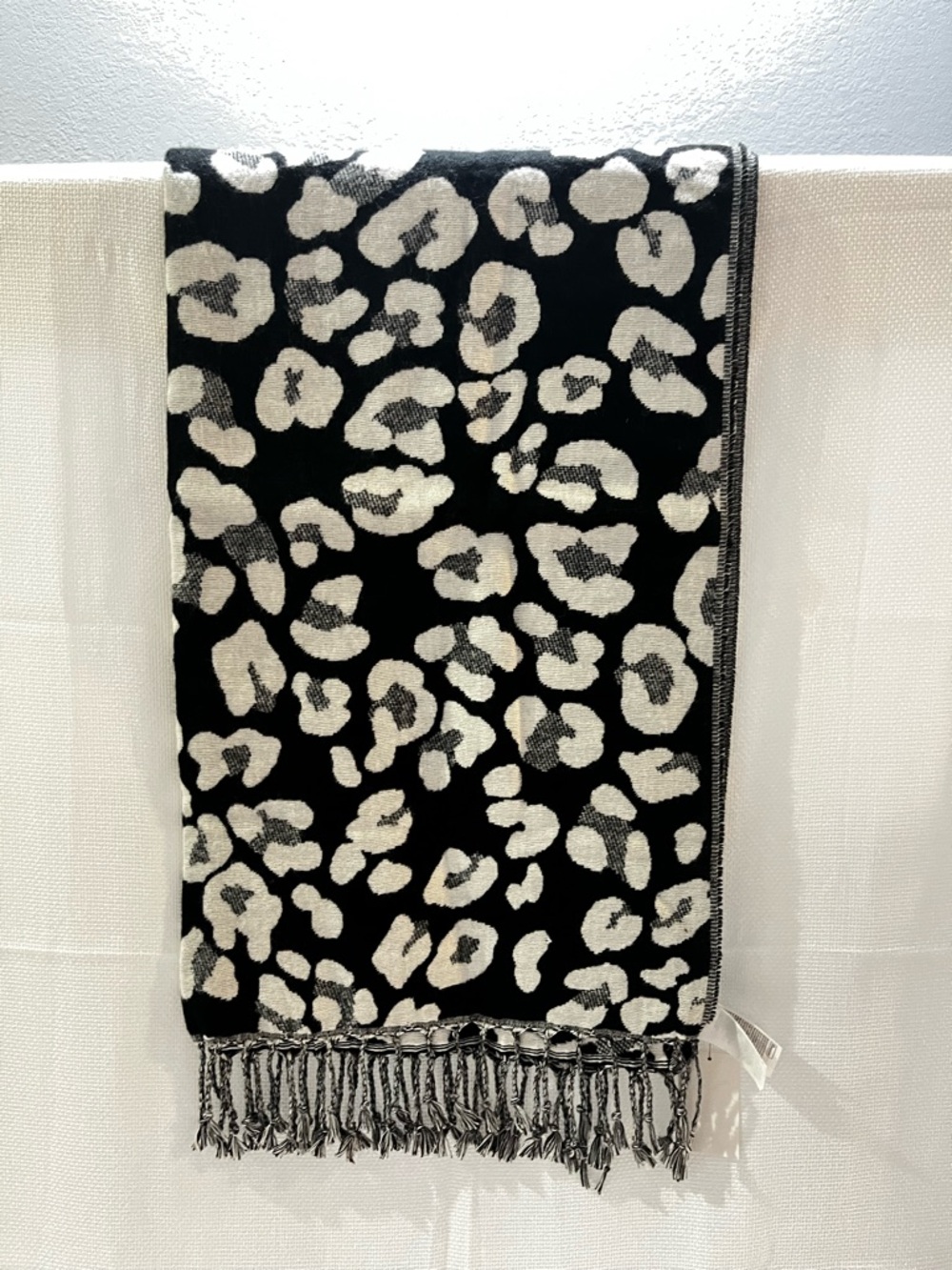 H&M Women’s Plush Leopard Print Scarf